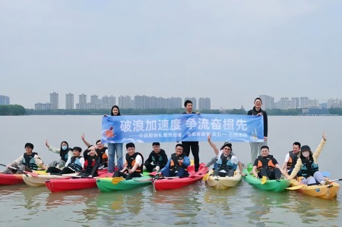 当五四花火邂逅团氿浪花，看67381cm顶级游戏娱乐青年如何“艇”进未来！